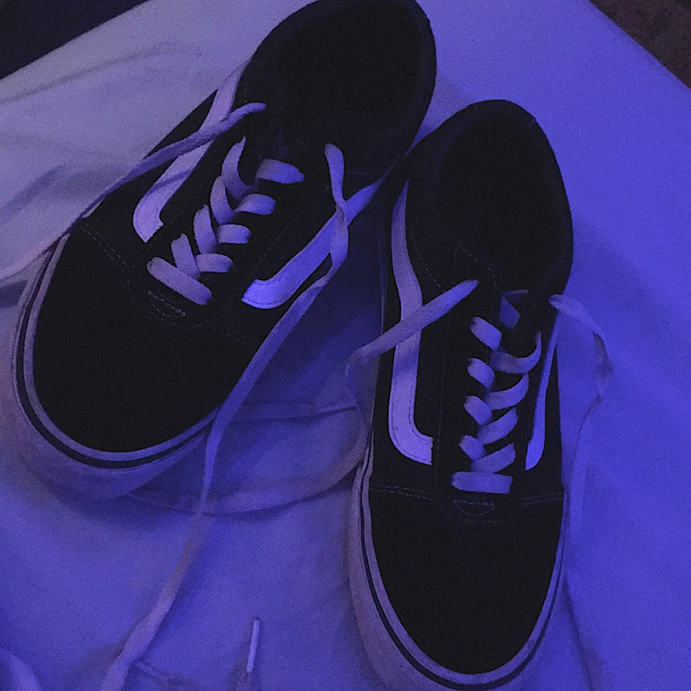 Size 8 in women’s, only worn once. Amazing condition! They match everything.